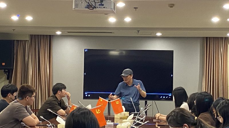 市面上的三脚架种类繁多，大致可以分为以下几类：